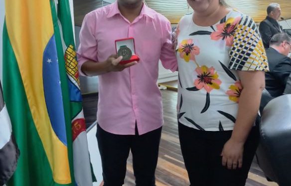Em sessão solene, Câmara entregou a Medalha do Mérito Legislativo Maneco Dionísio