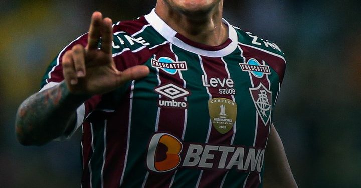 Cano decide e Fluminense supera São Paulo no Maracanã