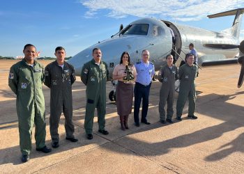 Deputada Simone Marquetto visita Academia da Força Aérea em Pirassununga após chuva e leva imagem de Nossa Senhora Aparecida