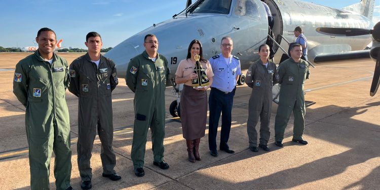 Deputada Simone Marquetto visita Academia da Força Aérea em Pirassununga após chuva e leva imagem de Nossa Senhora Aparecida