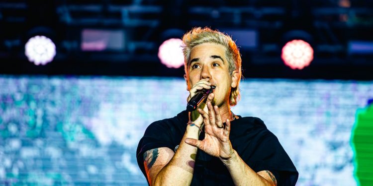 Cantor Péricles agita público durante quarta noite de festival em Olímpia