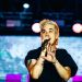 Cantor Péricles agita público durante quarta noite de festival em Olímpia