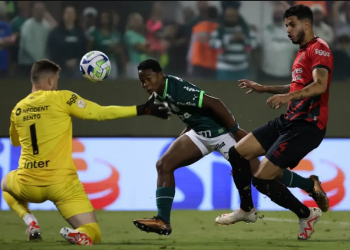 Palmeiras vence o Athletico e pressiona mais o Botafogo