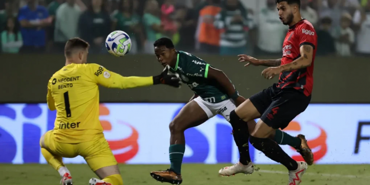 Palmeiras vence o Athletico e pressiona mais o Botafogo