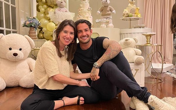 Rebeca Abravanel e Alexandre Pato fazem chá de bebê luxuoso