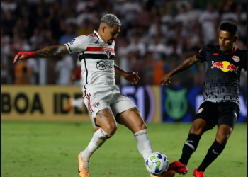 São Paulo marca nos acréscimos e vence o Red Bull Bragantino na Vila Belmiro