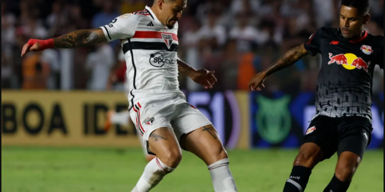 São Paulo marca nos acréscimos e vence o Red Bull Bragantino na Vila Belmiro