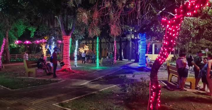 Águas de Santa Bárbara brilha com o Natal de Luz 2023, atraindo turistas e encantando a Estância Hidromineral