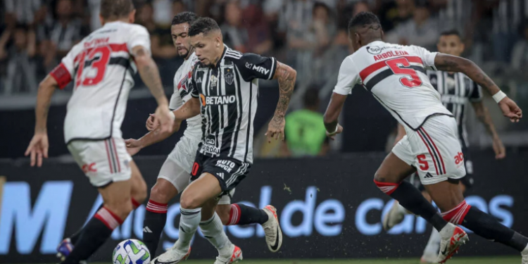 São Paulo perde do Atlético-MG e título do Brasileirão será definido na última rodada