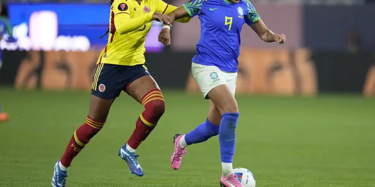 Seleção feminina de futebol vence e se classifica na Copa Ouro