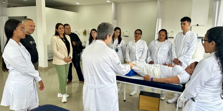 Deputada federal Simone Marquetto conhece o trabalho desenvolvido pelo Centro Universitário Ítalo Brasileiro em Paraisópolis, São Paulo