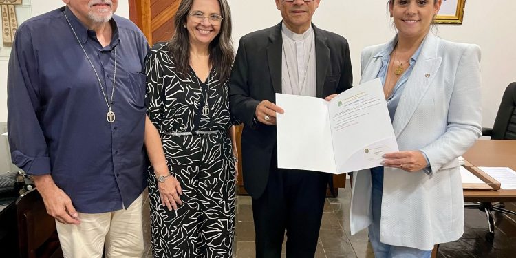 Deputada federal Simone Marquetto entrega ao Arcebispo de Natal/RN a Lei Federal que institui o Dia Nacional do Rosário da Virgem Maria