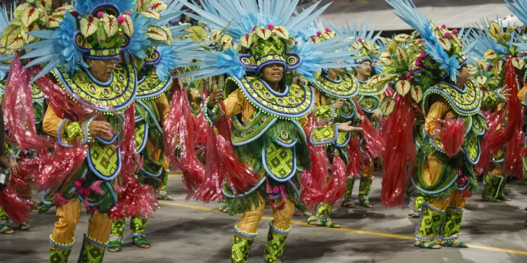 Escolas de samba campeãs desfilam hoje no sambódromo em SP