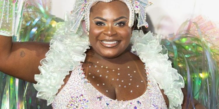 Jojo Todynho usa look brilhante para desfile na Mocidade Independente