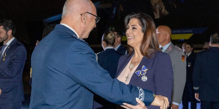 Força Aérea Brasileira entrega Medalha Santos-Dumont a personalidades de 14 países. Do Brasil, deputada federal Simone Marquetto e outros três deputados recebem a honraria
