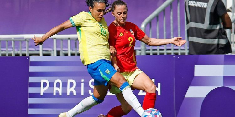 Com Marta expulsa, Brasil perde para Espanha e complica situação no futebol feminino nas Olimpíadas