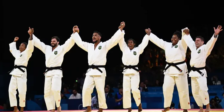 Judô brasileiro fecha Olimpíada com bronze por equipes