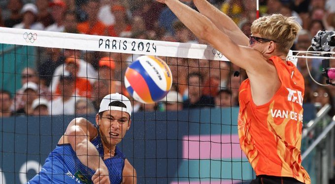 Evandro e Arthur Lanci avançam para quartas do vôlei de praia