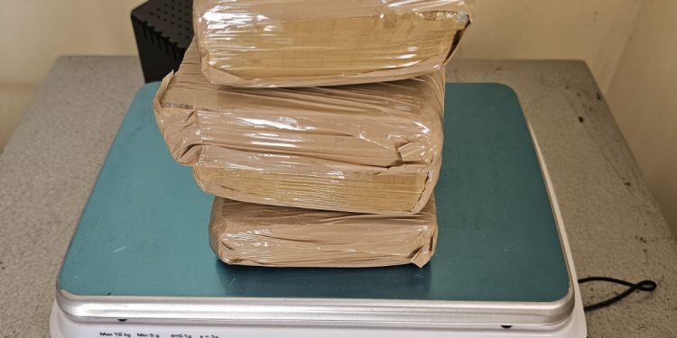 POLÍCIA MILITAR PRENDE CONDUTOR DE MOTOCICLETA QUE TRANSPORTAVA CINCO “TIJOLOS” DE MACONHA EM AVARÉ