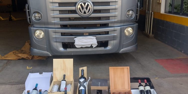 POLICIAIS MILITARES RODOVIÁRIOS PRENDEM CONDUTOR DE CAMINHÃO COM MILHARES DE GARRAFAS DE VINHO POR DESCAMINHO