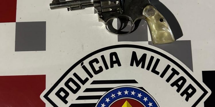 POLÍCIA MILITAR PRENDE HOMEM ARMADO EM PIRAJU