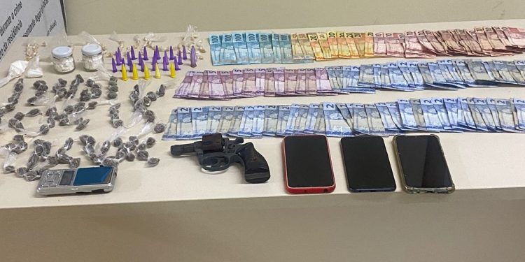 POLÍCIA MILITAR PRENDE MÃE E FILHO POR TRÁFICO DE DROGAS E PORTE ILEGAL DE ARMA DE FOGO, EM AVARÉ