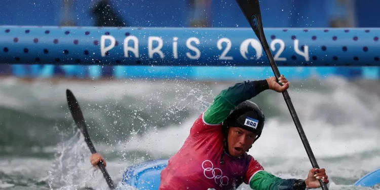 Olimpíada de Paris: Ana Sátila e Pepê avançam no caiaque cross