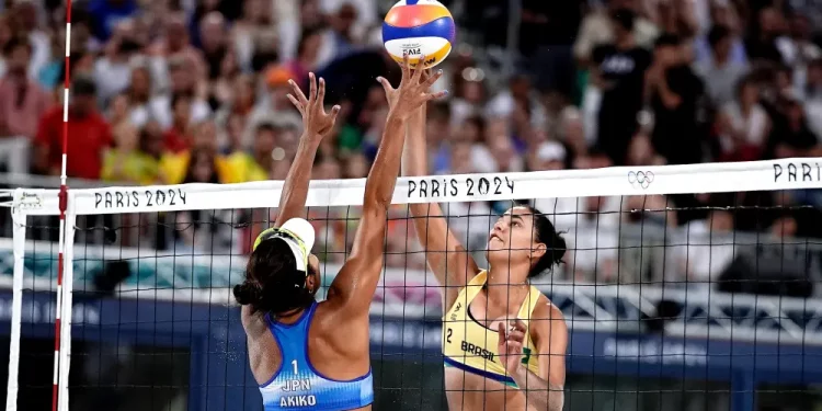 Olimpíada Paris 2024: Ana Patrícia e Duda batem japonesas e avançam às quartas do vôlei de praia