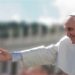 Papa Francisco reza diante das relíquias de Santa Mônica