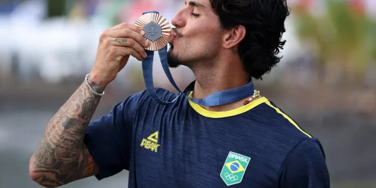 Gabriel Medina garante bronze para o Brasil no surfe masculino
