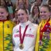 Gêmeas do Brasil repetem reverência de Biles a Rebeca no pódio da natação