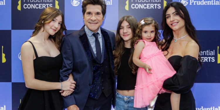 Cantor Daniel se reúne com a família nos bastidores do show em celebração aos 40 anos de carreira