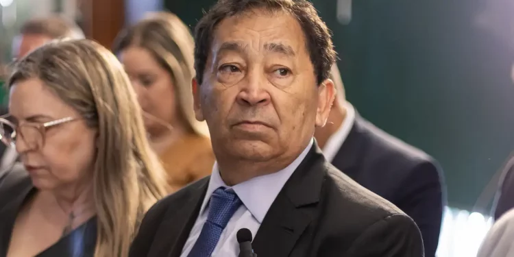 Prefeito e candidato à reeleição de Taboão da Serra (SP) é baleado