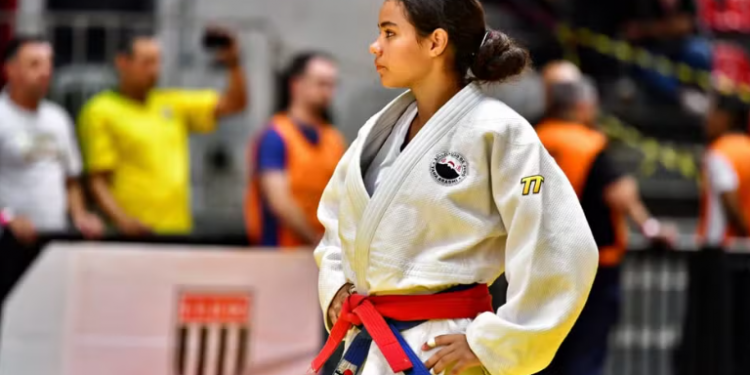 Águas de Santa Bárbara – MÃE FAZ CAMPANHA PARA FILHA CAMPEÃ PAULISTA DE JUDÔ CONSEGUIR DISPUTAR TORNEIO NO SUL