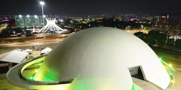 Brasília se ilumina de verde e amarelo 2 dias antes de jogo da seleção
