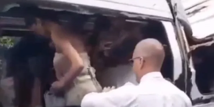 Árvore despenca e destrói van que seguia com 14 turistas para o Cristo Redentor no RJ