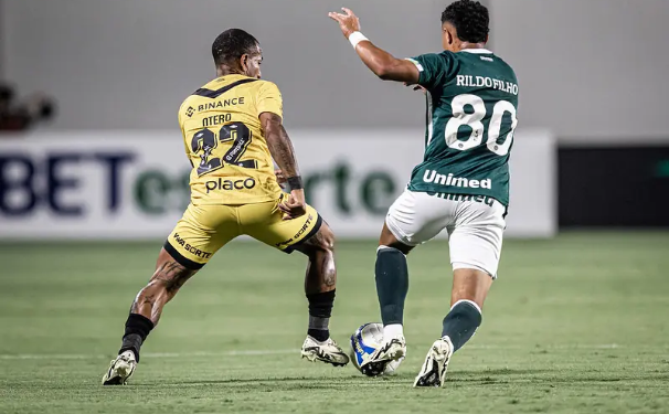 Santos perde do Goiás no Estádio da Serrinha, em Goiânia