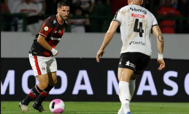 São Paulo vence Vasco e cola no G4 do Brasileirão