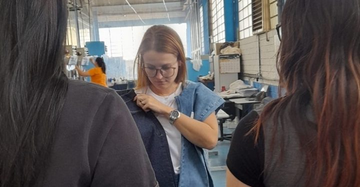 Jovens da Fundação CASA de Cerqueira César visitam fábrica de jeans em Avaré