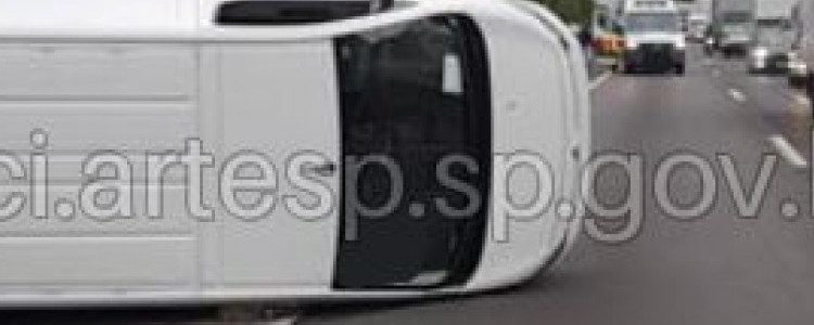 Van de carga capota na Raposo Tavares em Sorocaba