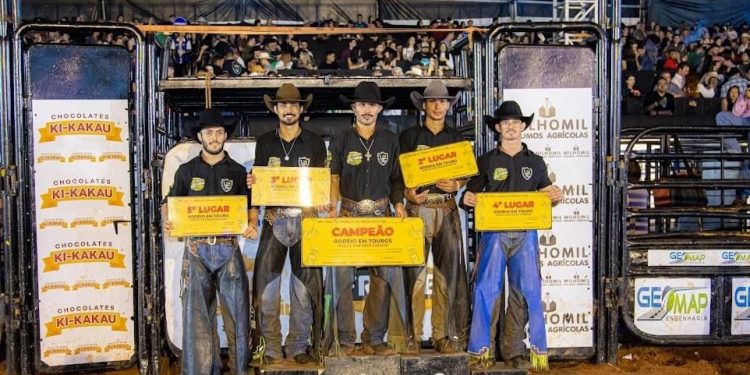 Bem’, peão de Avaré conquistando a etapa do Circuito Jovens Talentos e show da dupla Icaro e Gilmar no palco, agitaram Taquarituba