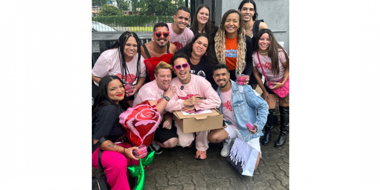 Antes de se apresentar no maior palco da América Latina, Gloria Groove surpreende os fãs que já estão na fila para show