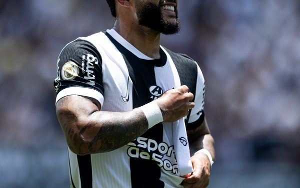 Bastidores: Memphis se espanta com estrutura do Corinthians e crê em volta à seleção holandesa