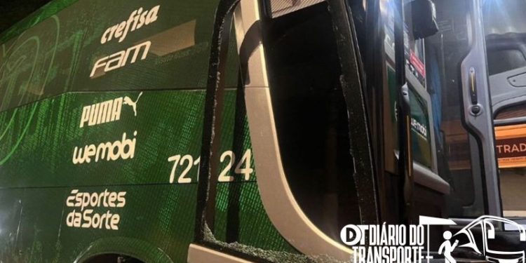 Ônibus do time feminino do Palmeiras é alvo de ataque na Rodovia Castelo Branco (SP) nesta quinta-feira (21)