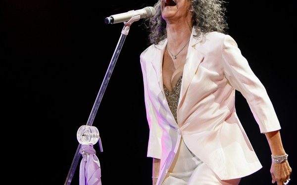 Simone chega aos 75 anos de vida em dezembro com álbum ao vivo em que registra o show dos 50 anos de carreira