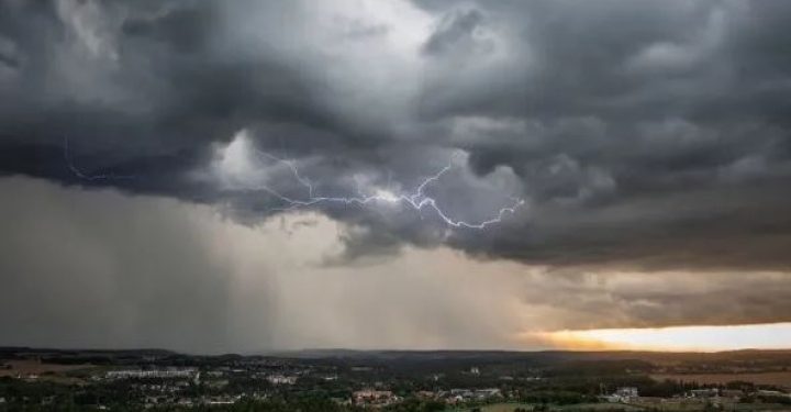 Frente fria pode trazer chuva, raios e rajadas de vento até domingo