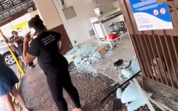 Motorista perde controle de veículo ao tentar estacionar e invade padaria em Bauru