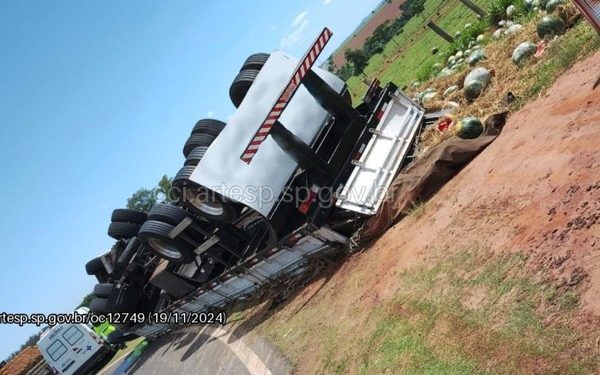 Carreta carregada com melancias tomba e interdita alça de retorno na SP-225; motorista fugiu