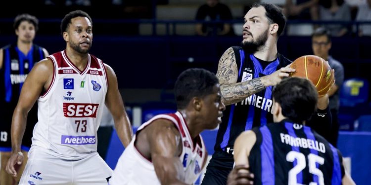 Em noite de homenagem, Pinheiros derrota a tricampeã Franca pelo NBB
