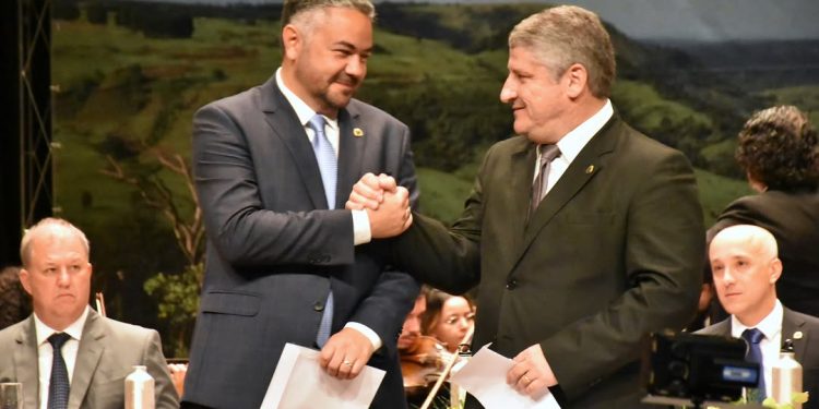 Botucatu: Fábio Leite e André Spadaro tomam posse como prefeito e vice